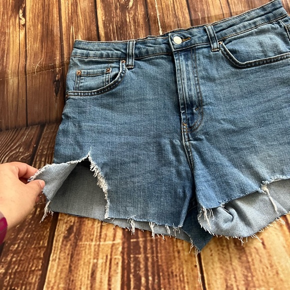 Wild Fable Women Distressed High Rise Mom Jean Shorts Size 10 - Picture 4 of 8